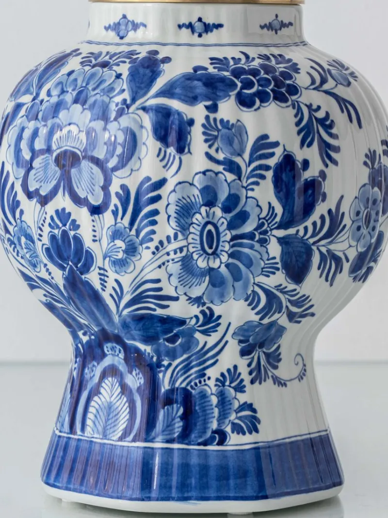 Pamono Vintage Blue and White Ceramic Table Lamps with New Pink Silk Lampshades from Royal Delft, 1980s, Set of 2> Table Lamps