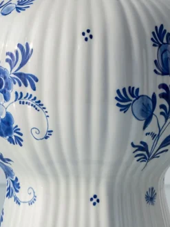 Pamono Vintage Blue and White Ceramic Table Lamps with New Pink Silk Lampshades from Royal Delft, 1980s, Set of 2><noscript><img width=