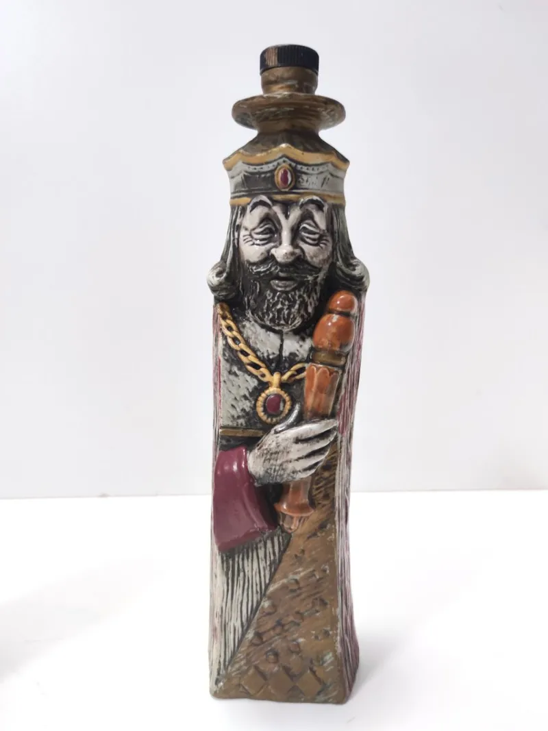 Pamono Vintage Ceramic Liquor Bottles Representing a King and a Queen, Italy, 1960s, Set of 2> Bottles, Carafes & Jugs