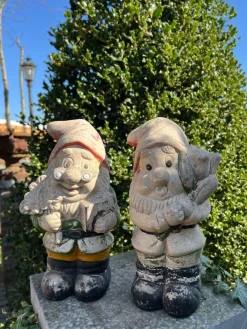 Pamono Vintage Ceramic Stone Garden Gnomes, France, 1950s, Set of 2> Garden Accessories