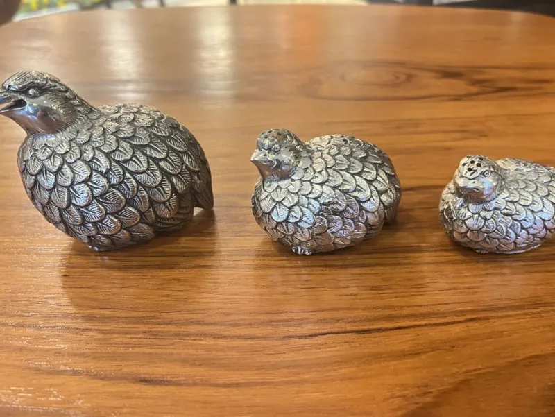 Pamono Vintage Coarse Salt and Pepper Shakers in the Shape of Quails by Gucci for Gucci, 1960s, Set of 3> Salt & Pepper Shakers