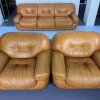 Pamono Vintage Cognac Leather Sofa and Armchairs by Sapporo for Mobil Girgi, Italy, 1970s, Set of 3> Living Room Sets