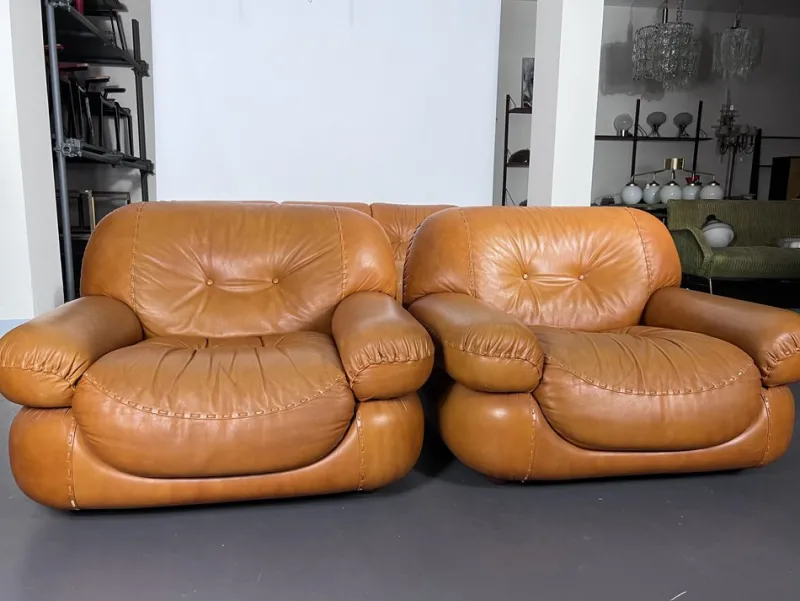 Pamono Vintage Cognac Leather Sofa and Armchairs by Sapporo for Mobil Girgi, Italy, 1970s, Set of 3> Living Room Sets