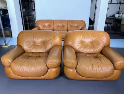 Pamono Vintage Cognac Leather Sofa and Armchairs by Sapporo for Mobil Girgi, Italy, 1970s, Set of 3><noscript><img width=