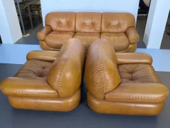 Pamono Vintage Cognac Leather Sofa and Armchairs by Sapporo for Mobil Girgi, Italy, 1970s, Set of 3><noscript><img width=