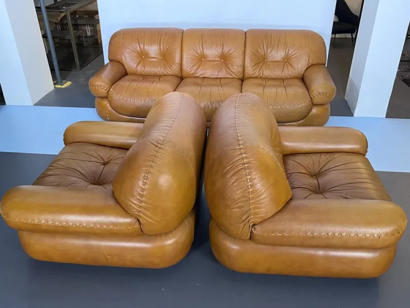 Pamono Vintage Cognac Leather Sofa and Armchairs by Sapporo for Mobil Girgi, Italy, 1970s, Set of 3> Living Room Sets