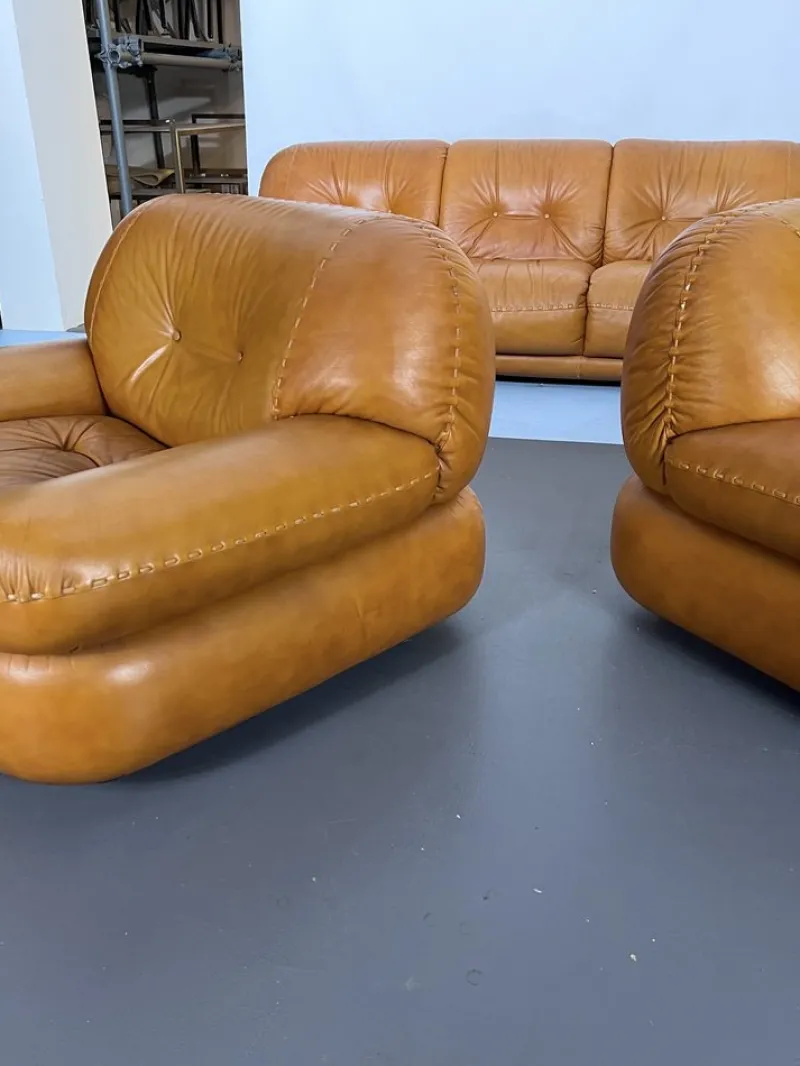 Pamono Vintage Cognac Leather Sofa and Armchairs by Sapporo for Mobil Girgi, Italy, 1970s, Set of 3> Living Room Sets