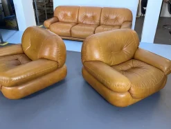 Pamono Vintage Cognac Leather Sofa and Armchairs by Sapporo for Mobil Girgi, Italy, 1970s, Set of 3><noscript><img width=
