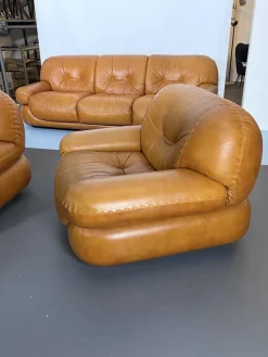 Pamono Vintage Cognac Leather Sofa and Armchairs by Sapporo for Mobil Girgi, Italy, 1970s, Set of 3><noscript><img width=