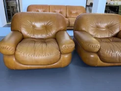 Pamono Vintage Cognac Leather Sofa and Armchairs by Sapporo for Mobil Girgi, Italy, 1970s, Set of 3><noscript><img width=