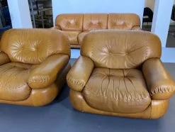 Pamono Vintage Cognac Leather Sofa and Armchairs by Sapporo for Mobil Girgi, Italy, 1970s, Set of 3><noscript><img width=