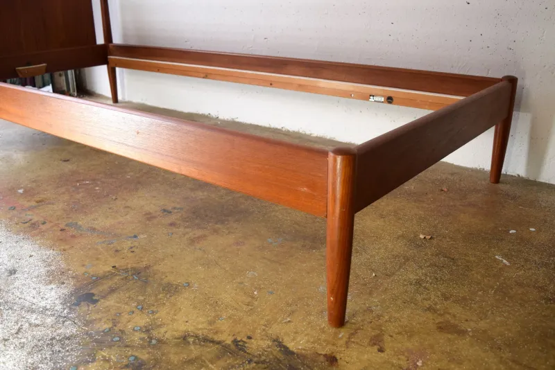 Pamono Vintage Danish Teak Bed Daybed by Soborg Mobler from Søborg Møbelfabrik, 1960s> Beds & Bedroom Sets