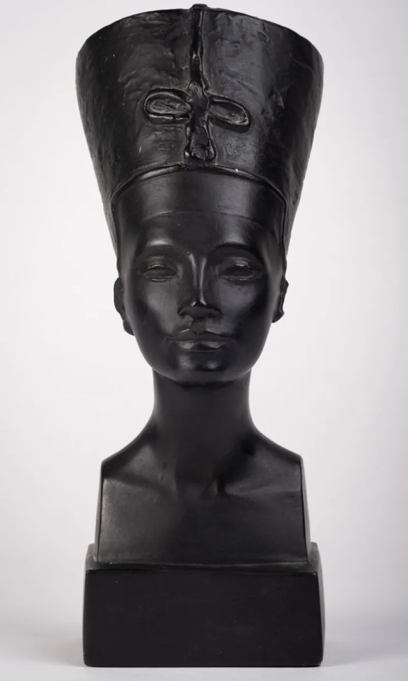 Hot Pamono Vintage Egyptian Ceramic Bust of Queen Nefertete