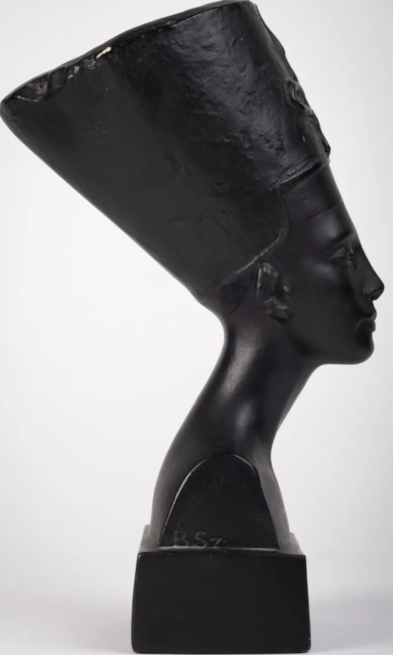 Hot Pamono Vintage Egyptian Ceramic Bust of Queen Nefertete