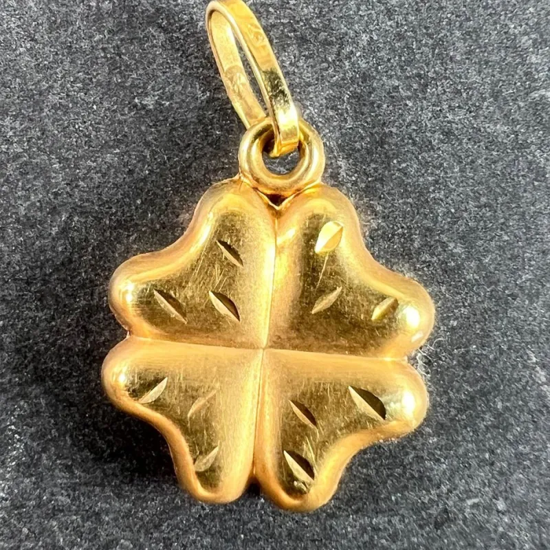Pamono Vintage Four-Leaved Clover Charm Pendant in 18k Yellow Gold, 1960s> Necklaces