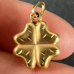 Pamono Vintage Four-Leaved Clover Charm Pendant in 18k Yellow Gold, 1960s><noscript><img width=