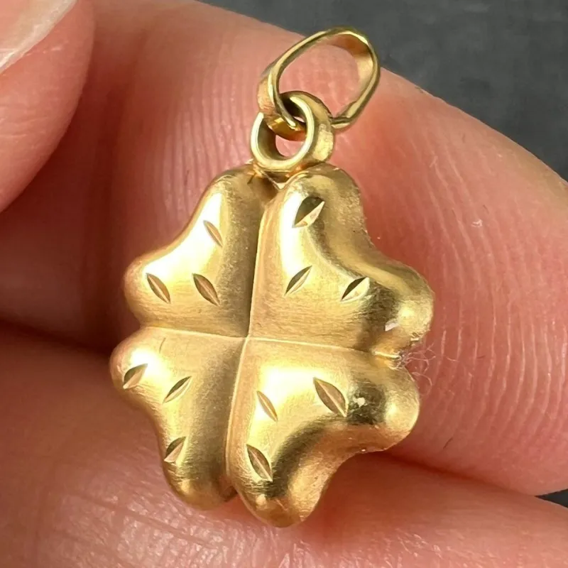 Pamono Vintage Four-Leaved Clover Charm Pendant in 18k Yellow Gold, 1960s> Necklaces
