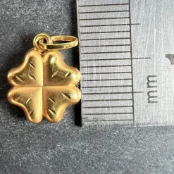 Pamono Vintage Four-Leaved Clover Charm Pendant in 18k Yellow Gold, 1960s><noscript><img width=