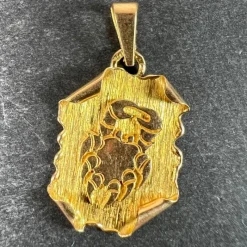 Hot Pamono Vintage French 18 Karat Yellow Gold Cancer Zodiac Charm Pendant, 1960s