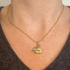 Pamono Vintage French 18 Karat Yellow and White Gold Yacht Boat Charm Pendant, 1950s><noscript><img width=