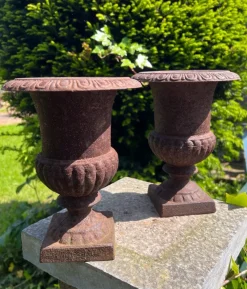 Pamono Vintage French Campana Style Cast Iron Garden Urns, 1970s, Set of 2> Garden Accessories