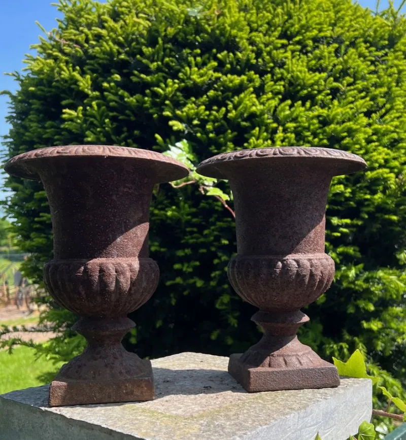 Pamono Vintage French Campana Style Cast Iron Garden Urns, 1970s, Set of 2> Garden Accessories