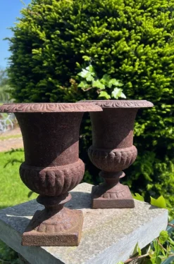 Pamono Vintage French Campana Style Cast Iron Garden Urns, 1970s, Set of 2><noscript><img width=