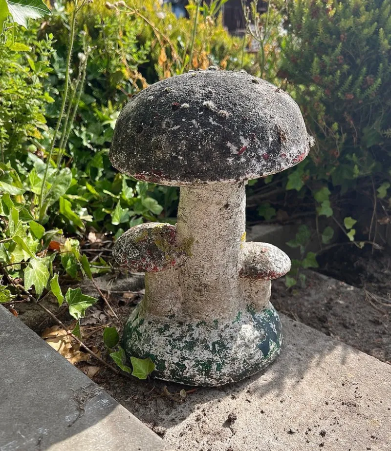 Pamono Vintage French Concrete Stone Garden Mushroom, 1950s> Garden Accessories