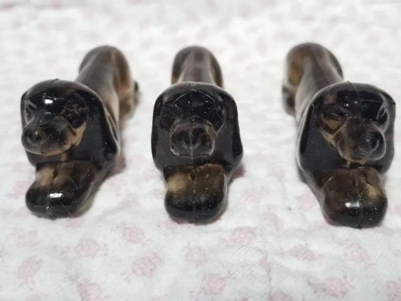 Pamono Vintage French Dachshund Dog Knife Rests in Taupe Glass, 1950s, Set of 12> Cutlery & Serving Utensils