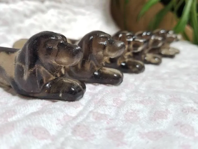 Pamono Vintage French Dachshund Dog Knife Rests in Taupe Glass, 1950s, Set of 12> Cutlery & Serving Utensils