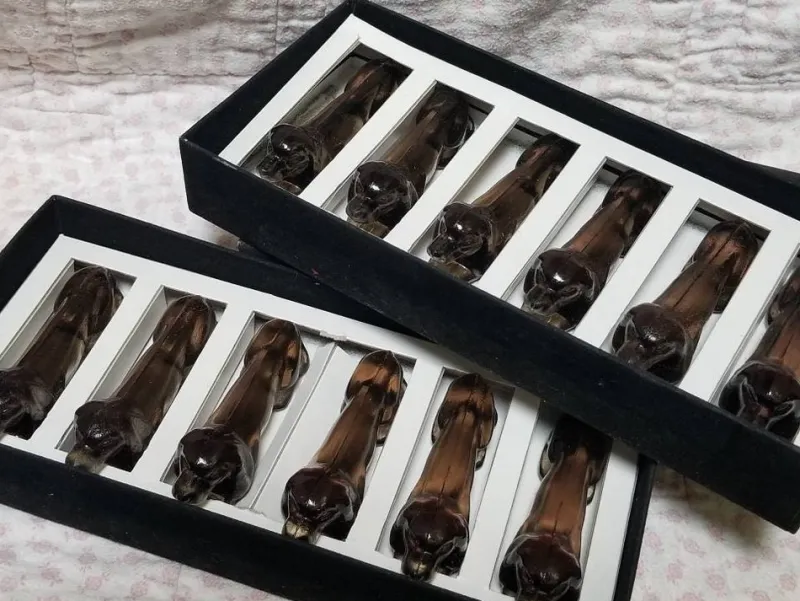 Pamono Vintage French Dachshund Dog Knife Rests in Taupe Glass, 1950s, Set of 12> Cutlery & Serving Utensils