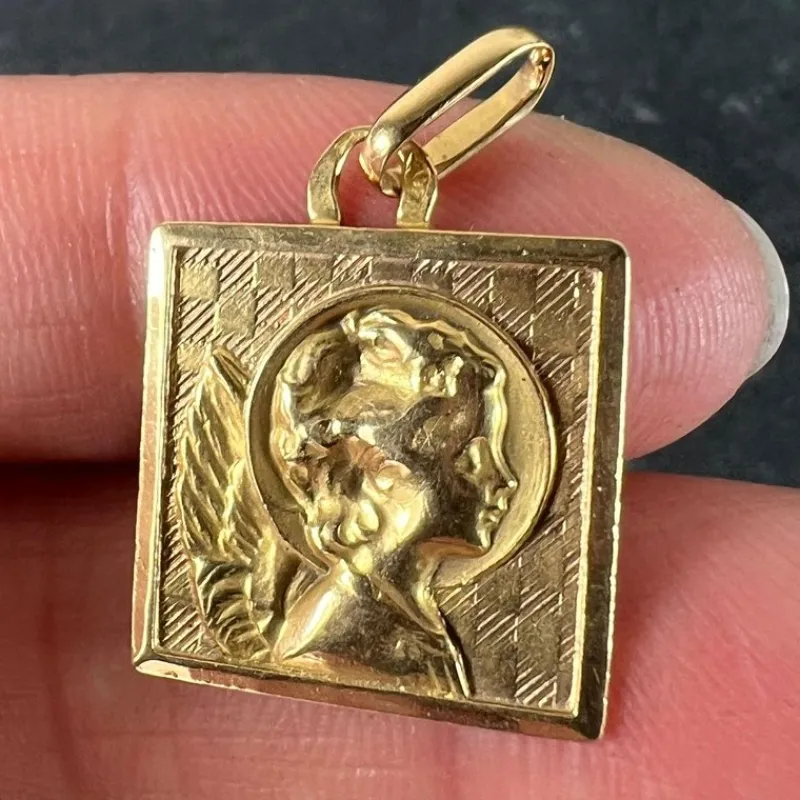 Pamono Vintage French 18k Yellow Gold Square Medal Pendant, 1950s> Necklaces