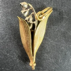 Pamono Vintage French Lily of the Valley Charm Pendant in 18 Karat White and Yellow Gold, 1940s
