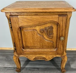 Pamono Vintage French Oak Bedside Tables, Set of 2> Nightstands