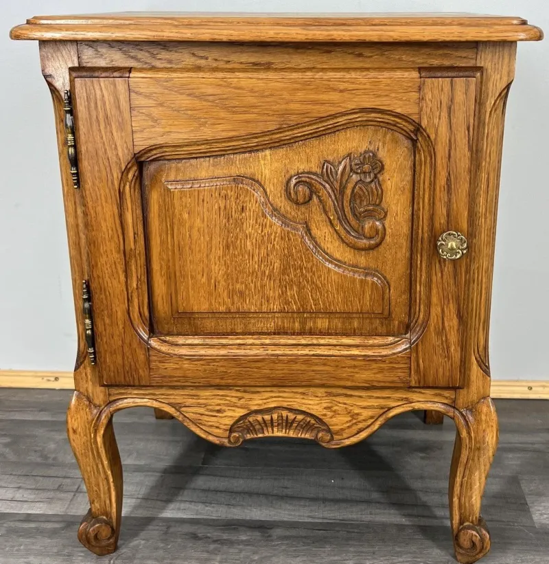 Pamono Vintage French Oak Bedside Tables, Set of 2> Nightstands