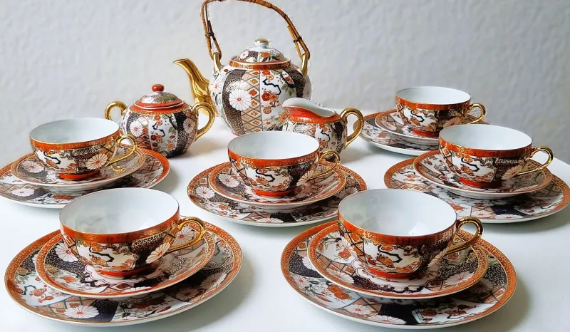 Pamono Vintage Japanese Imari Tea Service in Gilt Porcelain, 1950s, Set of 21> Coffee & Tea Service
