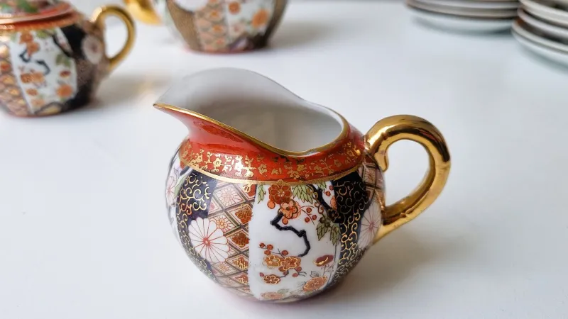 Pamono Vintage Japanese Imari Tea Service in Gilt Porcelain, 1950s, Set of 21> Coffee & Tea Service