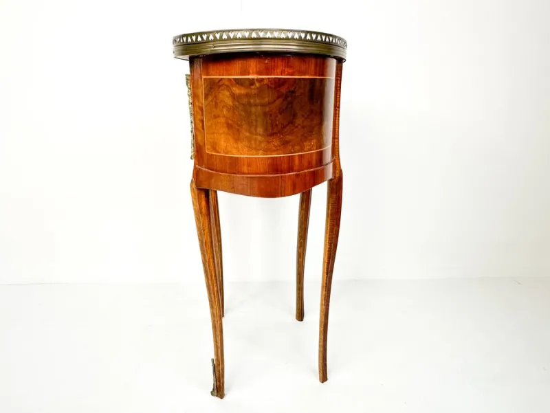 Pamono Vintage Kidney-Shaped Side Table with Brass Details> Nightstands
