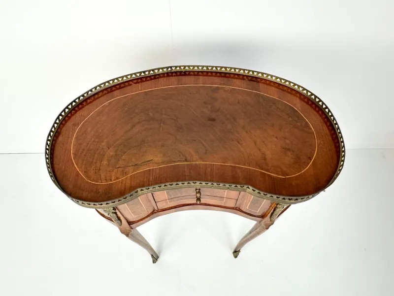 Pamono Vintage Kidney-Shaped Side Table with Brass Details> Nightstands