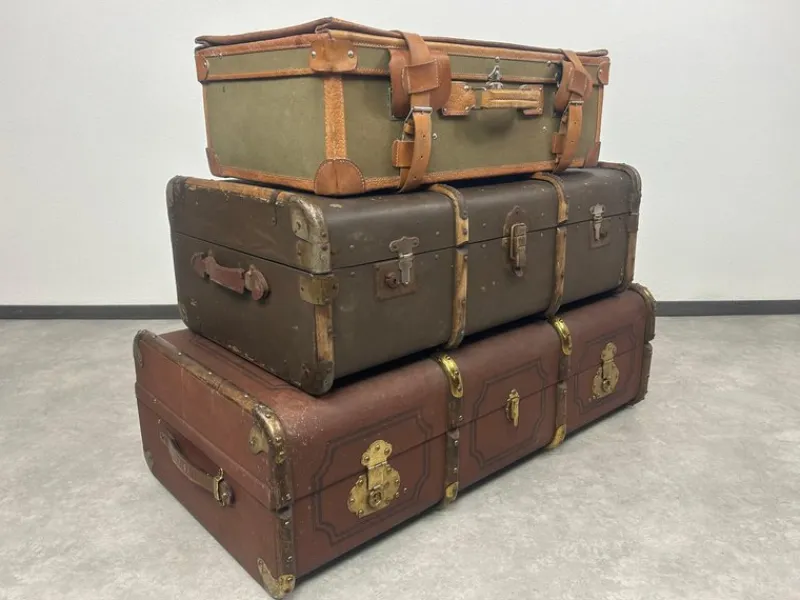 Pamono Vintage Naval Suitcase in Leather, 1930s> Trunks Crates & Baskets