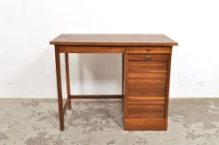 Pamono Vintage Oak Childrens Desk with Roller Door, 1950s> Children's Tables
