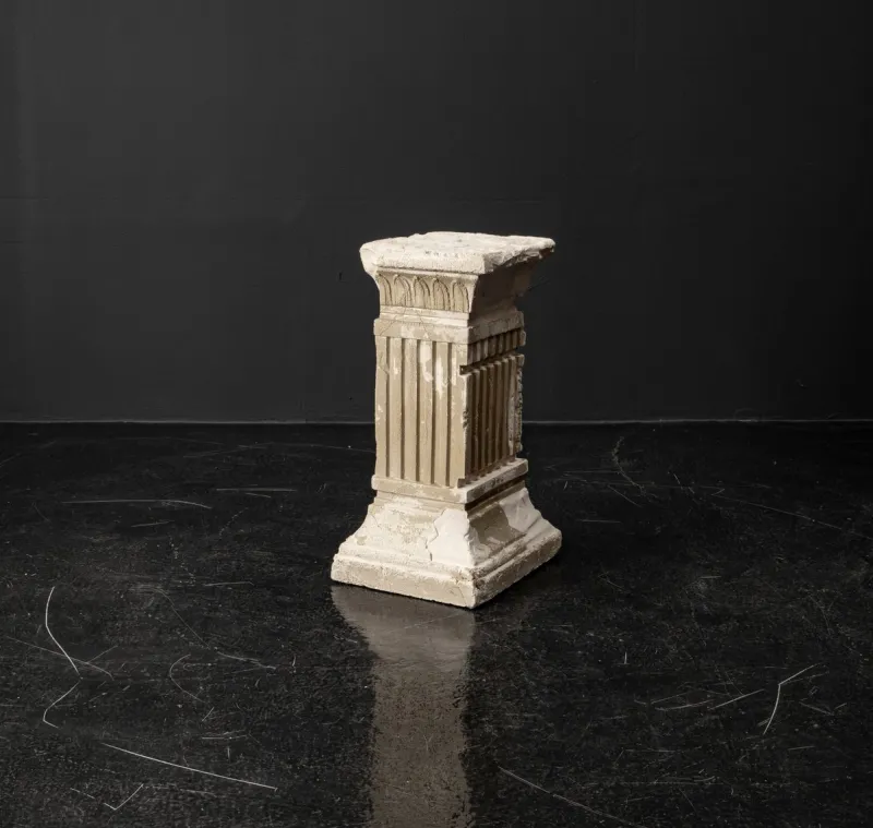 Pamono Vintage Plaster Pedestal with Flutes and Frieze, 1980s> Pedestals And Columns