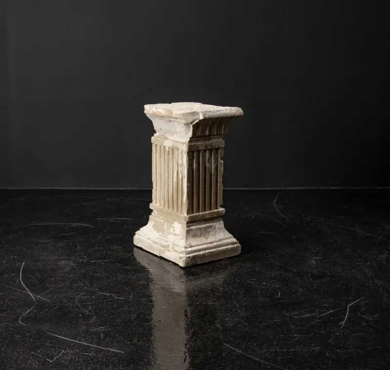Pamono Vintage Plaster Pedestal with Flutes and Frieze, 1980s> Pedestals And Columns