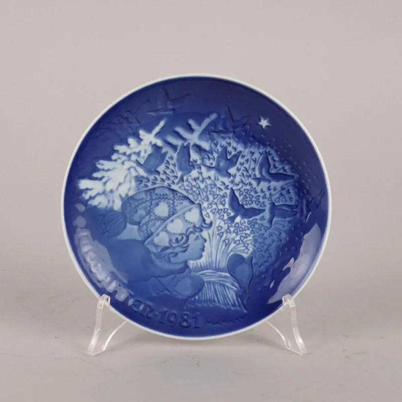Pamono Vintage Plates in Porcelain from Royal Copenhagen, Set of 12> Dinner Plates & Bowls