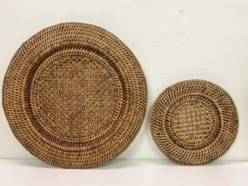 Pamono Vintage Rattan Plates, Serving Tray and Placemats, 1970s, Set of 13> Dinnerware Accessories
