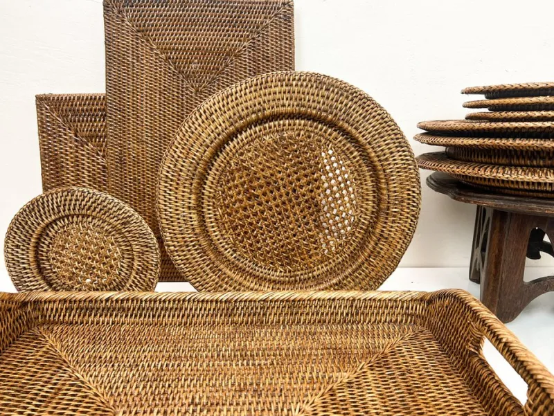 Pamono Vintage Rattan Plates, Serving Tray and Placemats, 1970s, Set of 13> Dinnerware Accessories