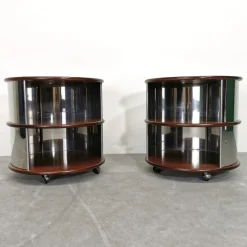 Pamono Vintage Round Bedside Tables in Walnut and Steel, 1970s, Set of 2> Nightstands