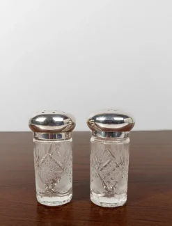 Pamono Vintage Salt and Pepper Cruet Set in Cut Crystal Glass and Silver Plated, 1960s, Set of 2><noscript><img width=