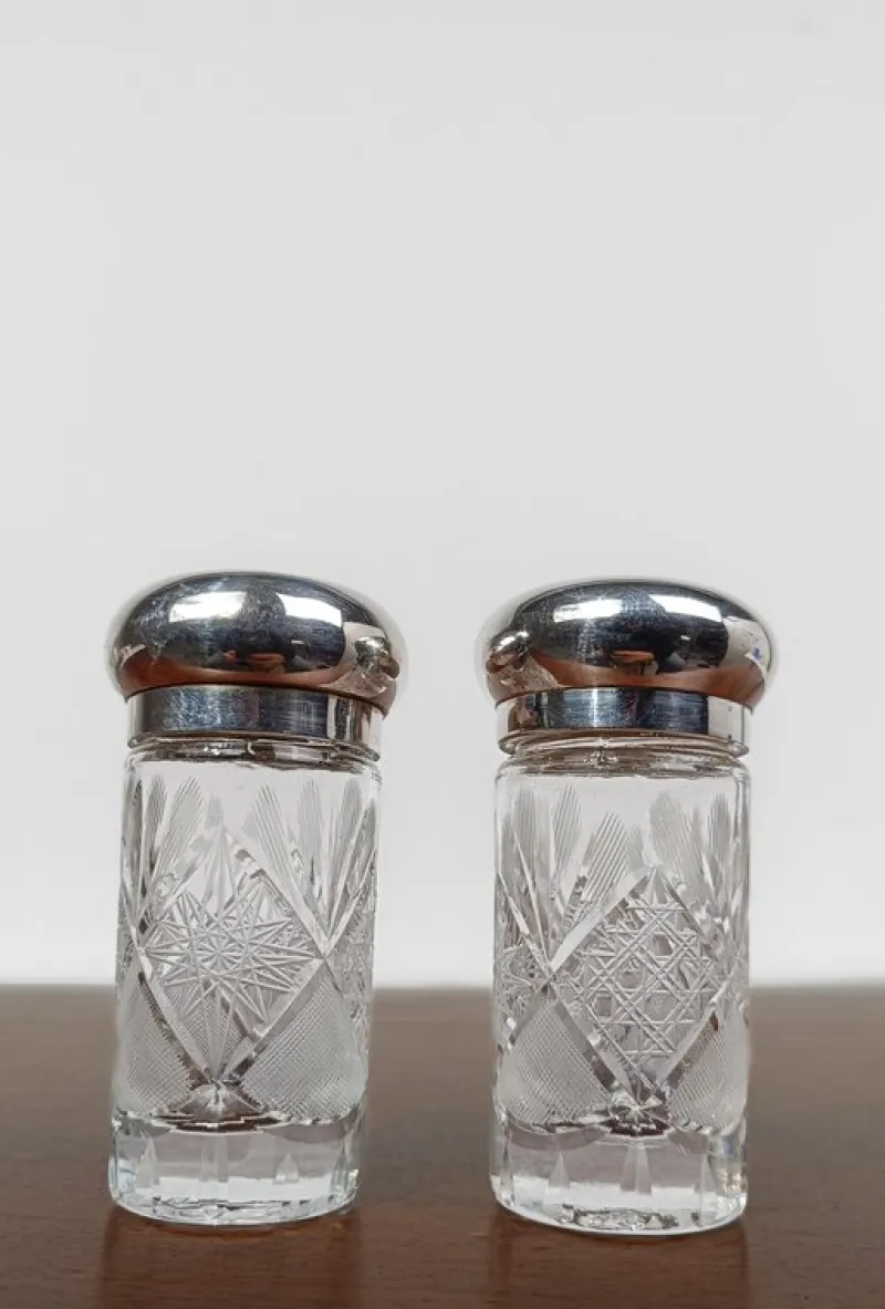 Pamono Vintage Salt and Pepper Cruet Set in Cut Crystal Glass and Silver Plated, 1960s, Set of 2> Salt & Pepper Shakers