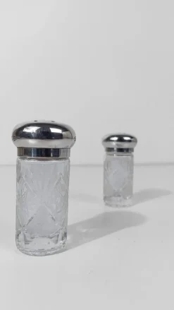 Pamono Vintage Salt and Pepper Cruet Set in Cut Crystal Glass and Silver Plated, 1960s, Set of 2><noscript><img width=